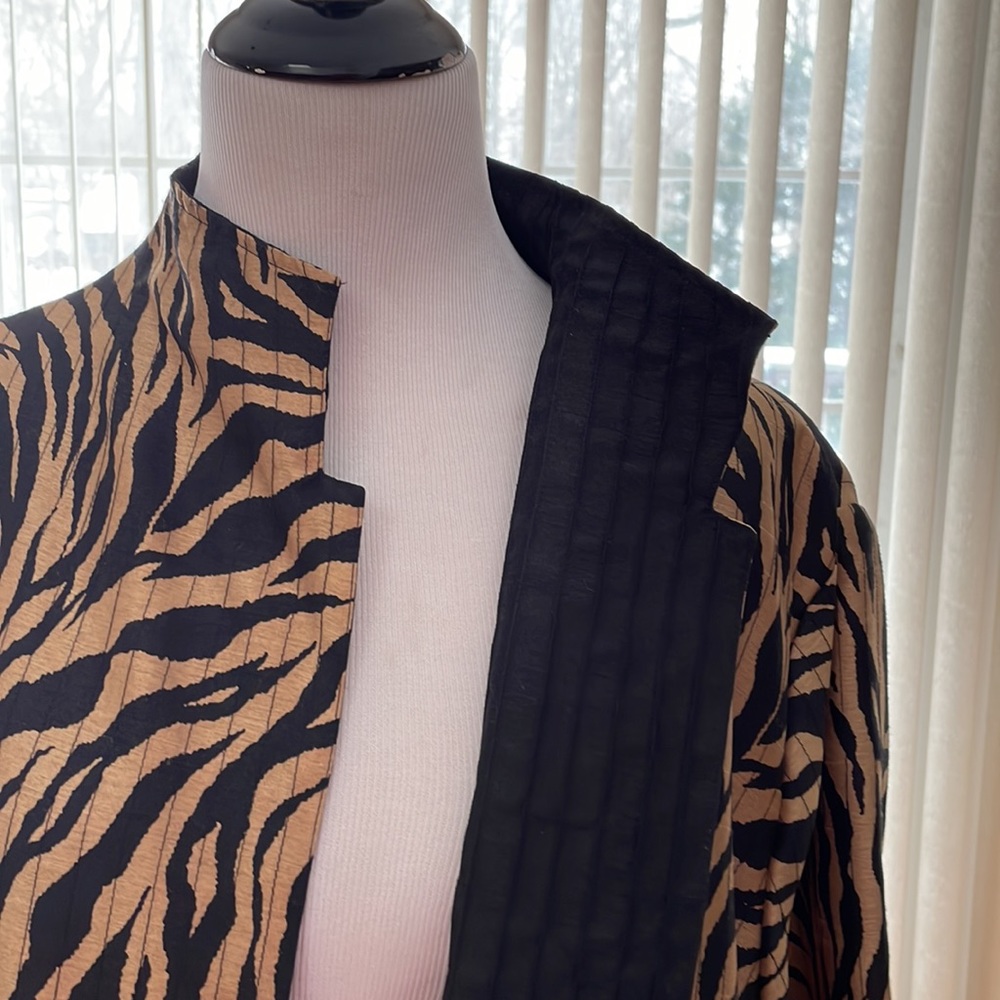 Black & Gold Reversible Swing Jacket, no tags. Good Quality, Attractive, Size 1X - Picture 3 of 7